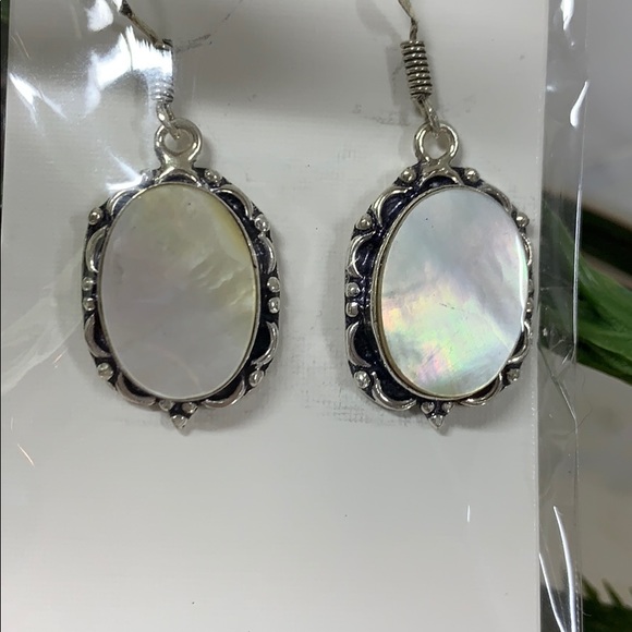 🌺Mother of Pearl Earrings - Picture 4 of 4